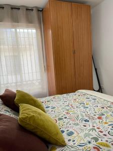 A bed or beds in a room at Granada a un paso, Parking Gratis