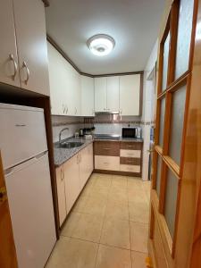 A kitchen or kitchenette at Granada a un paso, Parking Gratis