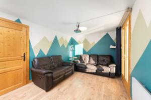 Część wypoczynkowa w obiekcie Le Cerf, chalet cocooning avec piscine et billard