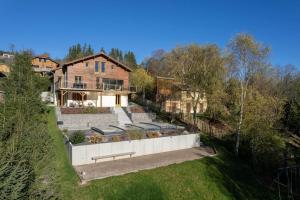 widok z lotu ptaka na dom z ogrodem w obiekcie Le Cerf, chalet cocooning avec piscine et billard w mieście Ban-sur-Meurthe-Clefcy