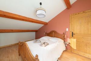 Łóżko lub łóżka w pokoju w obiekcie Le Cerf, chalet cocooning avec piscine et billard