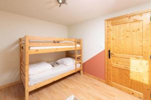 Łóżko lub łóżka w pokoju w obiekcie Le Cerf, chalet cocooning avec piscine et billard