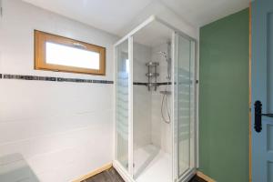 Łazienka w obiekcie Le Cerf, chalet cocooning avec piscine et billard