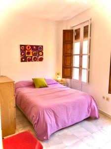 Ένα ή περισσότερα κρεβάτια σε δωμάτιο στο El Apartamentillo de Bib-Rambla