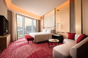 una camera d'albergo con letto e divano di Studio City - Epic Tower a Macao