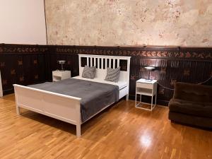 ブダペストにあるVintage vibes super central flatのベッドルーム(白いベッド1台、椅子付)
