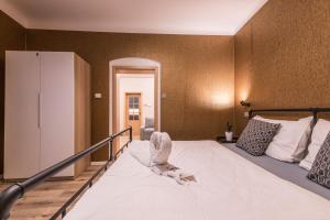 Postel nebo postele na pokoji v ubytování Prague Locals Monastery Apartments