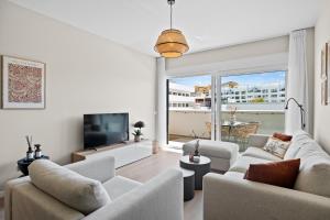 TV a/nebo společenská místnost v ubytování Wellingtonia Luxury Apartment Estepona