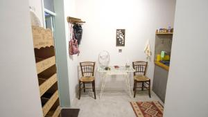 una sala da pranzo con tavolo e sedie in una stanza di quiet and central FLAT with private backyard GARDEN ad Atene