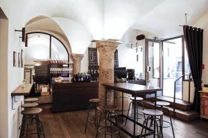 a bar with stools in a room with a kitchen at Boutiquehotel Weisses Rössl in Innsbruck