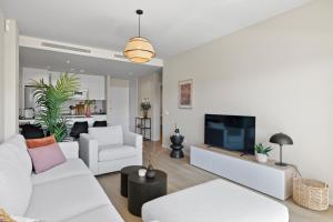 A television and/or entertainment centre at Wellingtonia Luxury Apartment Estepona