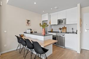 A kitchen or kitchenette at Wellingtonia Luxury Apartment Estepona