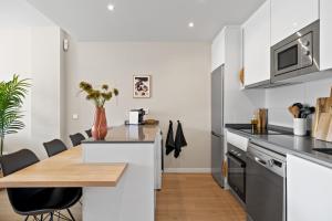 A kitchen or kitchenette at Wellingtonia Luxury Apartment Estepona