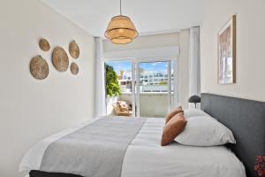 A bed or beds in a room at Wellingtonia Luxury Apartment Estepona