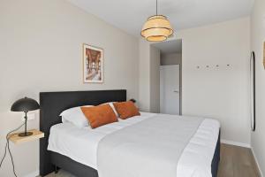 A bed or beds in a room at Wellingtonia Luxury Apartment Estepona