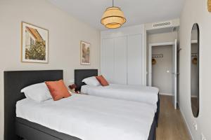 A bed or beds in a room at Wellingtonia Luxury Apartment Estepona