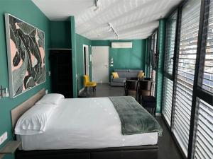 1 dormitorio con 1 cama y sala de estar en PLAN B City Center Aparthotel, en Andorra la Vella