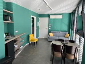 - un salon avec une table et un canapé dans l'établissement PLAN B City Center Aparthotel, à Andorre-la-Vieille