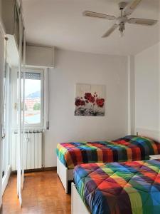 sypialnia z 2 łóżkami i oknem w obiekcie Sun Flat w Rapallo