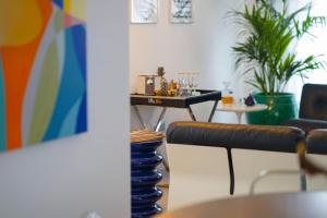 uma sala de estar com uma mesa e um sofá e cadeiras em Parisina Design Rooms em Pescara