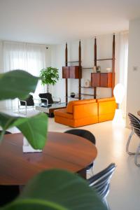 uma sala de estar com um sofá e uma mesa em Parisina Design Rooms em Pescara