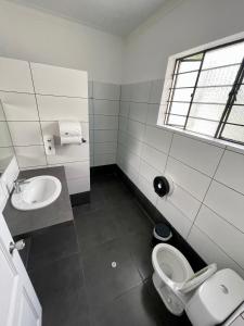 een badkamer met een toilet en een wastafel bij Casaroma Hostels in Lima