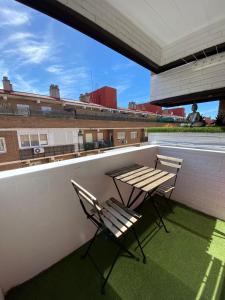 2 sillas y una mesa en la azotea en Apartamento Cuzco en Madrid