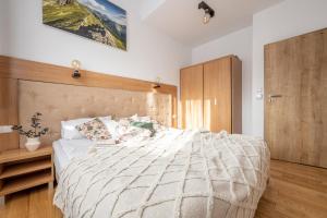 Posteľ alebo postele v izbe v ubytovaní Apartamenty Jasiowe Turnie nr 3 i nr 10 Krupówki 3km