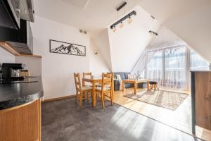 Kuchyňa alebo kuchynka v ubytovaní Apartamenty Jasiowe Turnie nr 3 i nr 10 Krupówki 3km