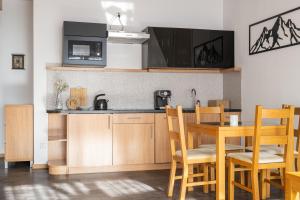 Kuchyňa alebo kuchynka v ubytovaní Apartamenty Jasiowe Turnie nr 3 i nr 10 Krupówki 3km