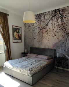 ローマにあるValentina Vatican Apartmentのベッドルーム1室(ベッド1台付)、