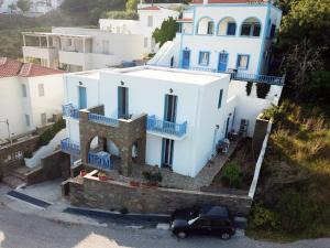 widok z powietrza na grupę białych budynków w obiekcie Andros Guesthouses w mieście Andros