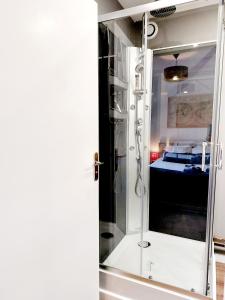 a bathroom with a shower with a glass door at Appartement Résidentiel avec parking/Proche Centre in Angoulême