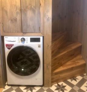 una lavadora en un armario de madera en Unik overnatting i Stabbur/Minihus en Lunde
