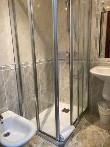 Koupelna v ubytování Pensión Residencia Fornos + 18 fotografií