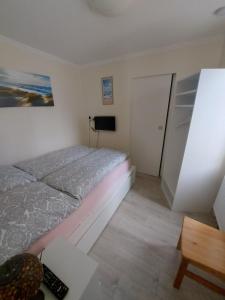 Dormitorio pequeño con cama y TV en Ferienwohnung "Lützowhof", en Lübeck