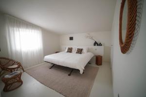 um quarto branco com uma cama e uma janela em Parisina Design Rooms em Pescara