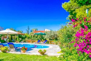 een zwembad in een tuin met bloemen bij Villa Agapi Episcopi in Episkopí