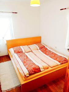 1 cama en una habitación con en Romantická chalupa pod Vysokými Tatrami, en Liptovský Hrádok