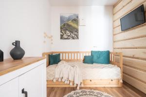Posteľ alebo postele v izbe v ubytovaní Apartamenty Jasiowe Turnie nr 3 i nr 10 Krupówki 3km