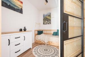 Posteľ alebo postele v izbe v ubytovaní Apartamenty Jasiowe Turnie nr 3 i nr 10 Krupówki 3km