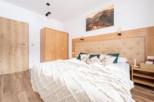 Posteľ alebo postele v izbe v ubytovaní Apartamenty Jasiowe Turnie nr 3 i nr 10 Krupówki 3km