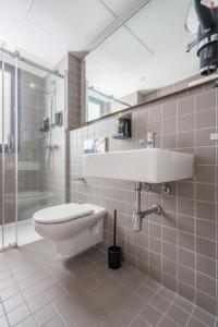 uma casa de banho com um WC, um lavatório e um chuveiro em limehome Barcelona Rector Triadó em Barcelona