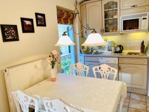 eine Küche mit einem weißen Tisch und Stühlen in der Unterkunft Residenz Bleichröder - Ferienwohnung 17 in Heringsdorf