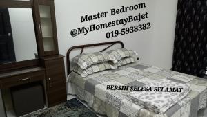 a bedroom with a bed with a dresser and a mirror at Cikgu Huda Homestay Bajet in Seri Manjung