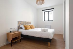 a bedroom with a bed with two towels on it at MaisonMars - La Maison du Parc 3 - Terrasse Parking in Marseille