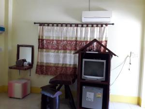TV a/nebo společenská místnost v ubytování ฮอมฮักรีสอร์ท