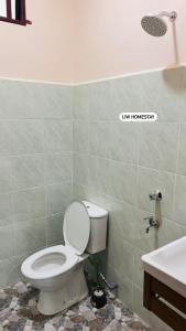 ein Bad mit einem WC und einem Waschbecken in der Unterkunft IJW HOMESTAY in Kuala Terengganu