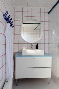 a bathroom with a sink and a mirror at Containerhus 18b in Harboør