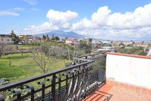 einen Balkon mit Bergblick in der Unterkunft Villa Anté in Angri